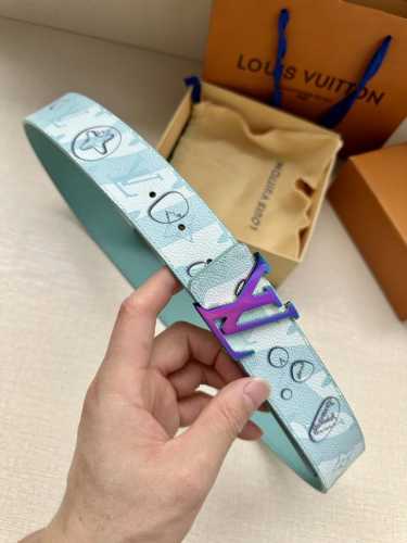 Lv Aqua 双面腰带为传统设计引入现实主义意趣。Monogram Aqua 帆布以 3D 水滴图案模糊 Monogram 图案的经典轮廓，将相同意境延续至