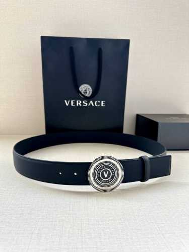 宽度3.8Cm Versace Jeans Couture 牛皮革V-Emblem板扣式皮带、饰有La Greca彰显个性设计。该铆钉腰带饰有La Greca五