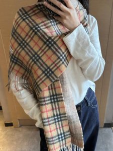 Burberry英伦风典藏款双面围巾 Hk外贸尾单 这才叫真正的家属福利 这款羊绒围巾的面料非常满意~手感真的好到不行寒冬贴脖子围真的舒服软糯又保暖，一面英伦格