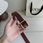 特 Loewe新款植鞣牛皮革柔软腰带，皮革经过处理，会自然老化并随着时间展现岁月光泽。圆形搭扣，3.2Cm宽，五孔调节，镌刻Loewe标志。颜色：深棕色 金扣