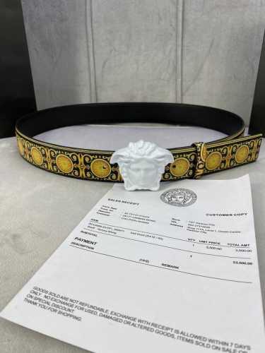 宽度4.0Cm Versace 范思哲 此款Palazzo腰带采用牛皮革面料制作，并饰有Le Pop Classique图案印花和标志性的美杜莎五金配件。