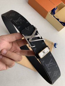 品名： Lv..路易..威登原单 型号：双面使用挂扣，经典新款钢扣，图片实物拍摄 材料：头层牛皮，挂扣系列，纯钢质扣头，钯镀电镀工艺永不掉色。带身可双面使用，黑