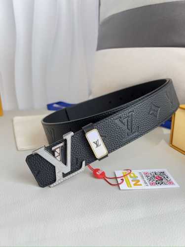 品名： Lv..路易..威登腰带皮带原单 型号：挂扣，经典纯钢材质镶钻字母挂扣，头层牛皮，图片实物拍摄 材料：头层牛皮，挂扣系列，纯钢材质扣头，钯镀电镀工艺永不