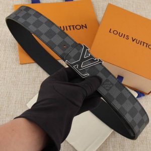 MADE IN FRANCE 批 配全套专柜包装 品牌：L V 扣头材质：精品实心扣 产品详情：融合標誌性LV設計與Damier帆布材質的全新款式，打造休閒造型