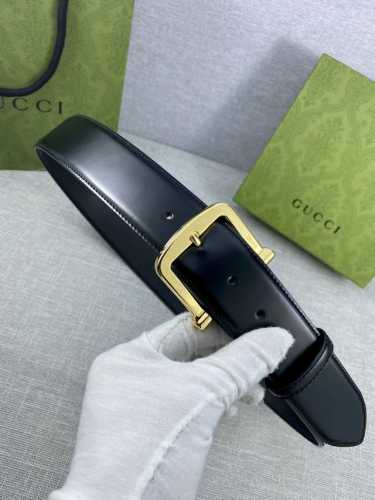 宽度4.0Cm Gucci 互扣式双g带原单钢扣，源自品牌现代风格典藏设计，对品牌的精巧致敬，于1950年代由gucci引入，诠释出其精致的马术风格。