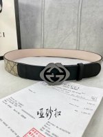 宽度4.0Cm Gucci 这款腰带在早秋系列中惊艳亮相，采用以标志性米色 乌木色组合呈现的品牌双G字母交织图案，与黑色皮革材质相得益彰。双G菱形砂扣采用做旧效