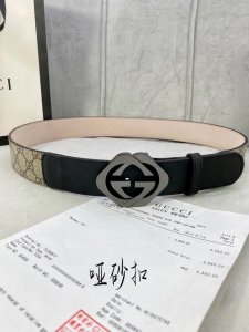 宽度4.0Cm Gucci 这款腰带在早秋系列中惊艳亮相，采用以标志性米色 乌木色组合呈现的品牌双G字母交织图案，与黑色皮革材质相得益彰。双G菱形砂扣采用做旧效