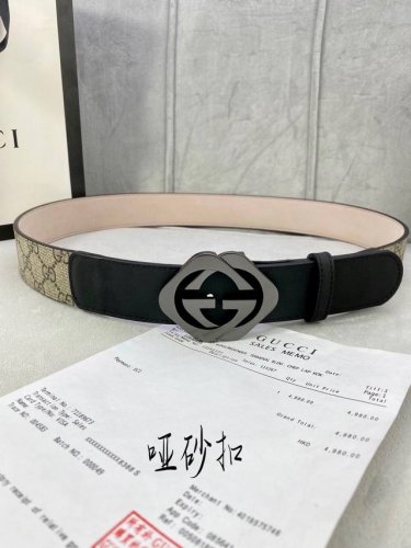 宽度4.0Cm Gucci 这款腰带在早秋系列中惊艳亮相，采用以标志性米色 乌木色组合呈现的品牌双G字母交织图案，与黑色皮革材质相得益彰。双G菱形砂扣采用做旧效