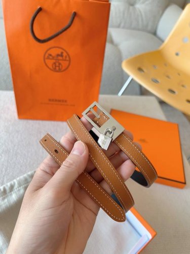 爱马仕 Hermes 针扣序列官网同步。Swift和Epsom小牛皮双面皮腰带，搭配金属皮带扣。 Lucky腰带配有标志性挂锁，挂锁在皮带扣下方优雅摆动，打造出