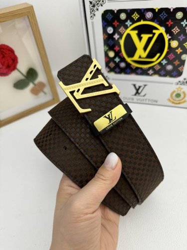 品名：Lv..路易..威登原单 材质：原单牛皮腰带 百分百头层牛皮腰带保证真皮，24K纯钢扣，专柜原单品质、做工精细，时尚大牌，送人自用首选包装： 请认准如图专
