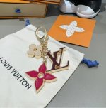 Louis Vuitton官网钥匙扣 Lv经典四瓣花设计，精钢电镀搭配精致珐琅 高品质 不是市面普通版本 优雅的珐琅是Fleur De Monogram包饰的标
