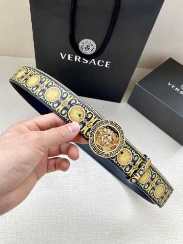 宽度4.0Cm Versace此款个性皮带由皮革制成，饰有Royal Rebellion印花，配有标志性Medusa五金配件搭扣