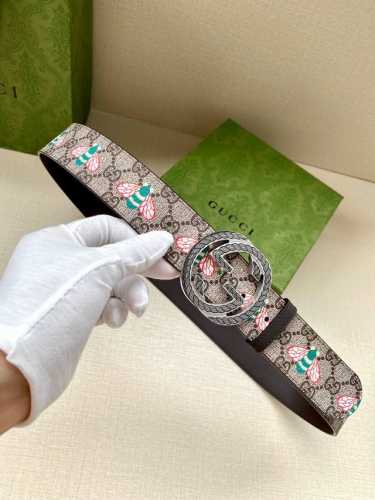 宽度4.0Cm Gucci 蜜蜂图案是Gucci动物王国中的标志性元素之一，在这款配饰中焕新演绎为卡通风格设计。这款腰带融合了经典蜜蜂元素和双G图案，突显品牌悠