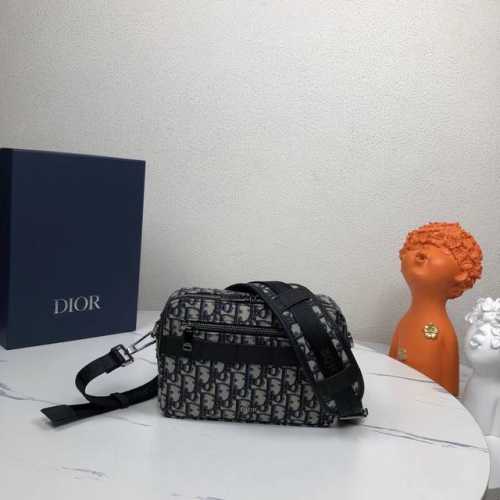 市场最高版本，欢迎对比 野生动物园信使包 米色和黑色Dior Oblique提花 产品编号:1Espo206Yky_H27E 实用紧凑的风格，是作为日常单品理想