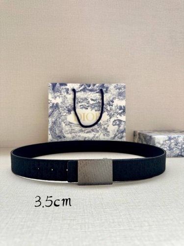 特 Dior 这款 35 毫米双面腰带结合典雅气质与摩登风范。双面设计，一面采用oblique 印花帆布，另一面则采用同色调粒面牛皮。长度可调节，可搭配各式 3