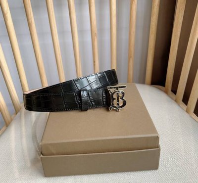 新款 Burberry 巴宝莉专柜同步上新意大利制腰带 采用鳄鱼纹质感压花皮革制成 饰牌搭扣处装饰品牌专属标识 宽:3.0Cm 精致优雅 P220