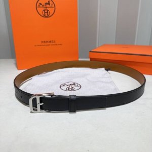 爱马仕 Hunter牛皮腰带，搭配金属皮带扣。 本季，Romain 35腰带演绎 “25毫米宽度”的款式。 男女通用 黑色亮银扣