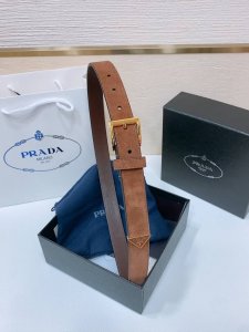 Prada 精致的腰带突显丝绒质感面料的优雅气质 饰以时尚的金色调金属搭扣和标志性的三角形徽标 腰带采用品牌标志性的Saffiano皮革打造 采用现代时尚潮流的