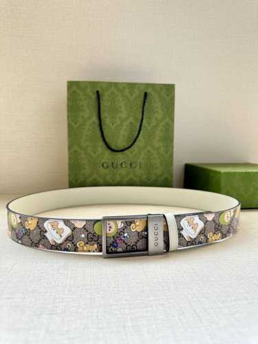 特 宽度3.8Cm Gucci Gg Marmont系列每一季都会推陈出新，为灵感源于70年代的标志性Gg配件注入宠物现代精髓。这款Gg Supreme帆布腰带