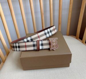 burberry巴宝莉专柜同步上新意大利制腰带 精美装饰Burberry格纹图案 搭配呈现Tb专属标识造型的饰牌搭扣 宽:3.0Cm 精致优雅