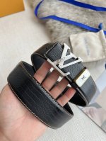 品名： Lv..路易..威登腰带皮带原单 型号：挂扣，经典纯钢材质挂扣，头层牛皮，图片实物拍摄 材料：头层牛皮，挂扣系列，纯钢材质扣头，钯镀电镀工艺永不掉色。原