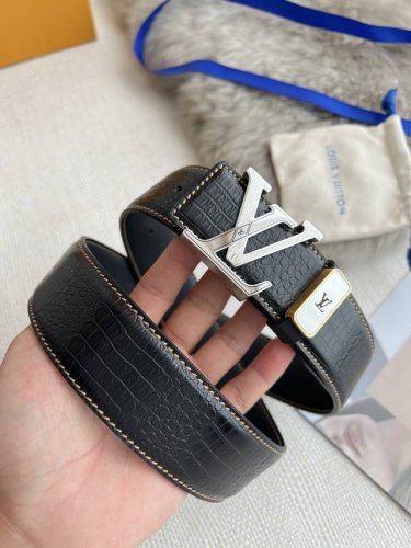 品名： Lv..路易..威登腰带皮带原单 型号：挂扣，经典纯钢材质挂扣，头层牛皮，图片实物拍摄 材料：头层牛皮，挂扣系列，纯钢材质扣头，钯镀电镀工艺永不掉色。原