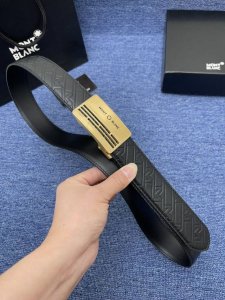 品牌万宝龙自动 550 特 描述双面原版皮，这款饰有带扣的腰带配以水牛皮衬里，覆以Monogram 牛皮。展现细腻的品牌特质，是牛仔裤的理想配件 字母带扣；35
