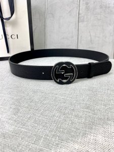 宽度3.8Cm Gucci Gg Marmont系列每一季都会推陈出新，为灵感源于70年代的标志性原版gg6.0Cm钢扣配件注入现代精髓。这款双色头层牛皮腰带