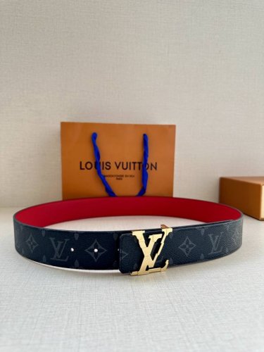 代购级 Lv男士腰带 本款 4.0宽 Lv Initiales 双面腰带拼合经典 Monogram 帆布和素色皮革，搭配中央 Lv 字母搭扣，为路易威登爱好者提