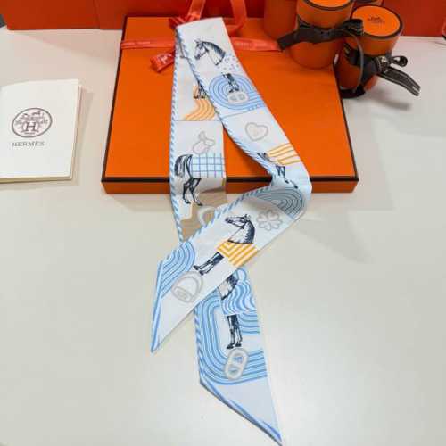 爱马仕Hermes“波普骏马”Twilly小丝巾。 Twilly真丝缎带 100%桑蚕丝 这款小巧的真丝配饰佩戴方式千变万化，可为您的日常造型增添灵动妙趣！ 法