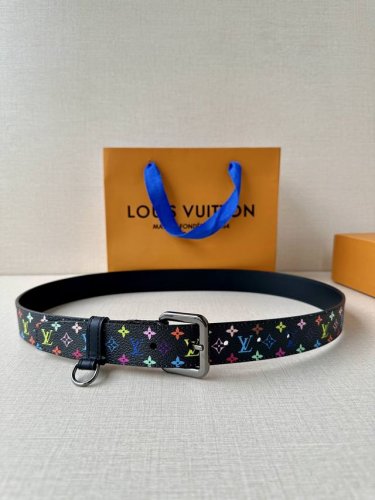 3.0Cm宽L家 女款铜扣皮带，甄选意大利头层牛皮，细腻荔枝纹肌理尽显奢华质感。手工打磨黄铜扣头，温润光泽与老花皮面完美融合。匠心缝线勾勒精致轮廓，为穿搭注入复