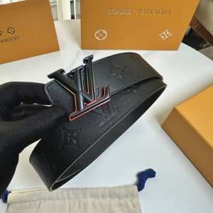 L0Uis Vuitt0N 專櫃最新升級版本 寬度40Mm 原廠小牛皮壓刻有花型圖案效果 內襯進口柔軟小牛皮底 搭配新款字母搭扣 百搭易襯！