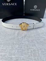 宽度：3.0Cm 范思哲 此平纹腰带饰有标志性的Versace美杜莎头像扣，彰显品牌格调。是一款精美的衣橱必备单品。秀场同款！
