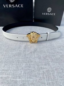 宽度：3.0Cm 范思哲 此平纹腰带饰有标志性的Versace美杜莎头像扣，彰显品牌格调。是一款精美的衣橱必备单品。秀场同款！