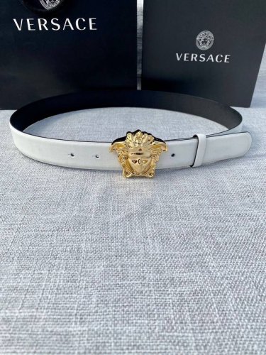 宽度：3.0Cm 范思哲 此平纹腰带饰有标志性的Versace美杜莎头像扣，彰显品牌格调。是一款精美的衣橱必备单品。秀场同款！