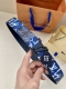 特 Lv Initials Mng Bandana 双面腰带瞩目焕新经典设计，一面展现 秋冬系列的 Monogram Bandana 帆布，另一面采用素净牛皮革