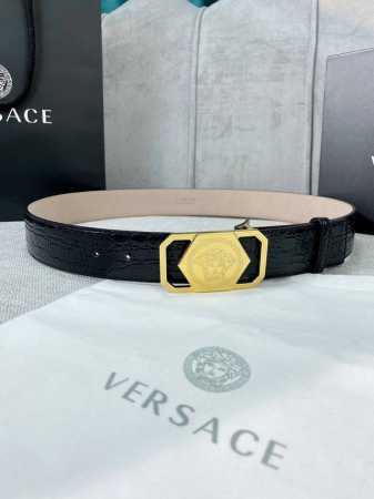 p210 宽度4.0Cm。Versace （范思哲） 此款石头纹砂底腰带饰有标志性的Versace美杜莎头像带扣，彰显品牌格调。是一款精美的衣橱必备单品。 - 点击图像关闭