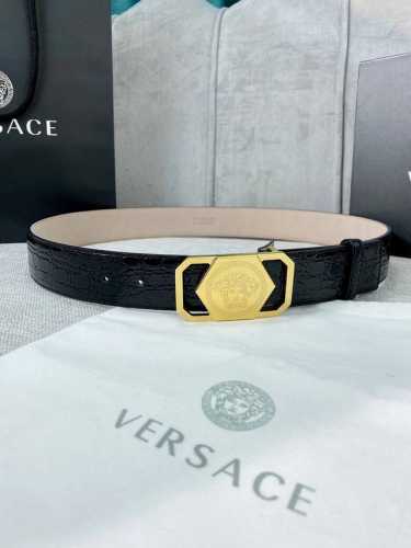 p210 宽度4.0Cm。Versace （范思哲） 此款石头纹砂底腰带饰有标志性的Versace美杜莎头像带扣，彰显品牌格调。是一款精美的衣橱必备单品。