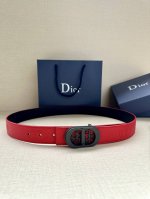 特 Dior 这款 35毫米双面腰带结合典雅气质与摩登风范。一面则采用迪奥灰粒面牛皮革，另一面则采用同色调压花 Cd Icon 标志。长度可调节，可搭配各式 3
