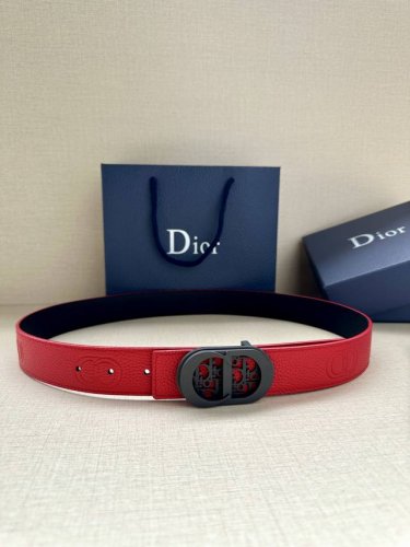 特 Dior 这款 35毫米双面腰带结合典雅气质与摩登风范。一面则采用迪奥灰粒面牛皮革，另一面则采用同色调压花 Cd Icon 标志。长度可调节，可搭配各式 3