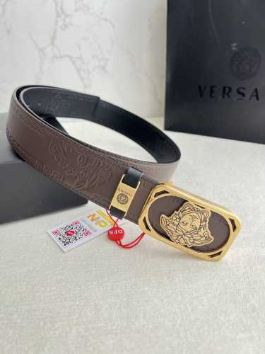 品名：Versace.范思哲原单腰带 皮带 型号：挂扣，经典人头纯钢材质扣头，头层牛皮，图片实物拍摄 材料：百分百头层牛皮，保证真皮。24K纯钢扣双面可用专柜同