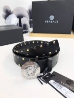 皮革腰带，以经典 Versace 美杜莎头像装饰，皮带配有闪亮五金，增添造型魅力。完美时尚必备单品。4.0宽
