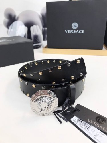 皮革腰带，以经典 Versace 美杜莎头像装饰，皮带配有闪亮五金，增添造型魅力。完美时尚必备单品。4.0宽