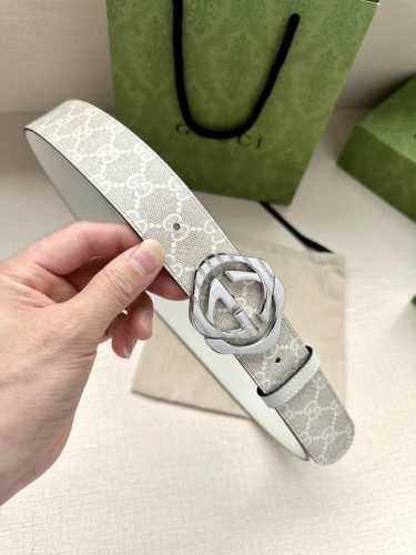 宽度：3.8Cm Gucci经典双G标识依旧是Gucci系列的重要设计元素。这款女士宽版皮革腰带采用米色和白色Gg Supreme帆布制成，沿用这一经典设计。白
