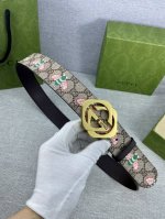 宽度4.0cm GUCCI 蜜蜂图案是Gucci动物王国中的标志性元素之一，在这款配饰中焕新演绎为卡通风格设计。这款腰带融合了经典蜜蜂元素和双G图案，突显品牌悠