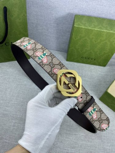宽度4.0cm GUCCI 蜜蜂图案是Gucci动物王国中的标志性元素之一，在这款配饰中焕新演绎为卡通风格设计。这款腰带融合了经典蜜蜂元素和双G图案，突显品牌悠