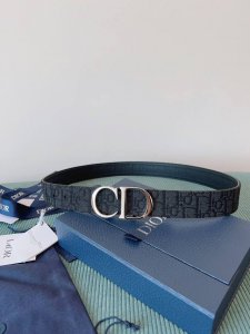 高端品质，实物拍摄 批 配全套礼盒 ：品牌：DIOR 迪奥原厂皮料，奶昔白帆布 灰色牛皮 品质毋庸置疑 没有更好 只有最好 尺寸3.5厘米