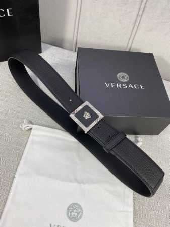 宽度：4.0Cm 范思哲 此腰带饰有标志性的Versace美杜莎头像扣，彰显品牌格调。是一款精美的衣橱必备单品。 - 点击图像关闭