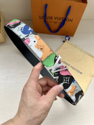 特 本款包4.0宽Lv Initiales 双面腰带出自 Lv Portrait 系列，以拼接图案诠释团结和沟通主题。男女面孔之间穿插 Monogram 元素，