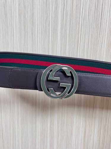 这款双面腰带采用红绿织带与深棕色牛皮革，搭配可拆卸互扣式双G搭扣，为2025秋冬系列再添新作。4.0宽包边接皮挂扣